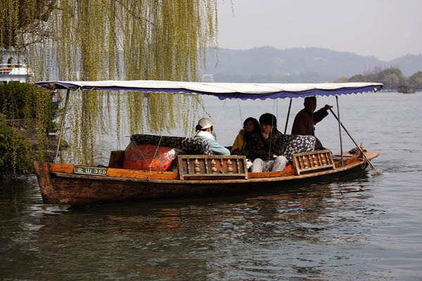 West Lake Su Causeway Boat